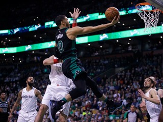 Hráč Bostonu Celtics Jayson Tatum (0) strieľa na kôš v zápase zámorskej basketbalovej NBA proti Washingtonu Wizards.