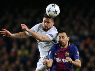 Sergio Busquets (vpravo) má zlomený prst na nohe.