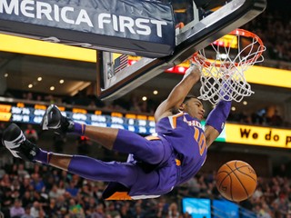 Basketbalista Phoenixu Suns Shaquille Harrison smečuje do koša.