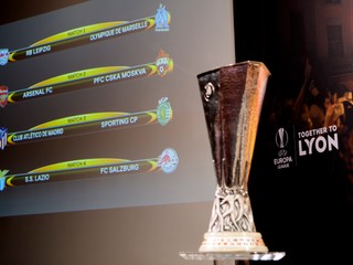 Momentka zo žrebu štvrťfinále Európskej ligy 2017/2018.