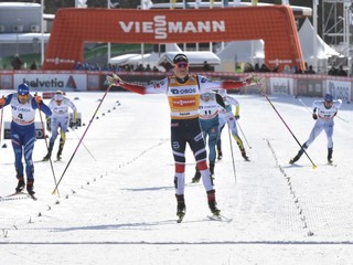 Nór Johannes Hösflot Klaebo triumfoval v piatkovom šprinte voľnou technikou vo Falune.