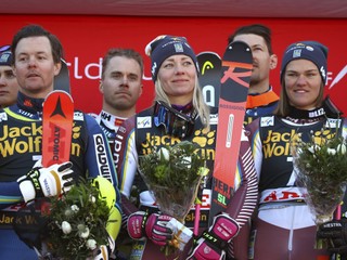 Víťazný švédsky tím po tímovej súťaži v Aare.