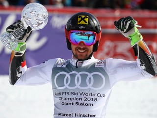 Marcel Hirscher sa raduje z malého krištáľového glóbusu za celkové prvenstvo v hodnotení obrovského slalomu.