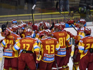 Hráči Trenčína sa radujú z víťazstva.