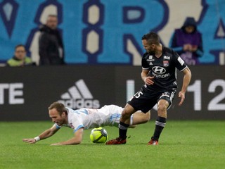 Obranca Lyonu Jeremy Morel (vpravo) kritizoval dianie po zápase.