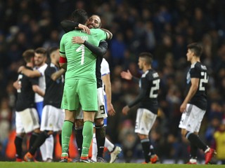 Gonzalo Higuaín sa po zápase Argentíny s Talianskom objíma s Gianluigim Buffonom.