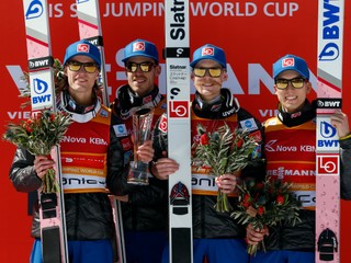 Víťazní členovia nórskeho tímu, zľava Daniel Andre Tande, Andreas Stjernen, Robert Johansson a Johann Andre Forfang.