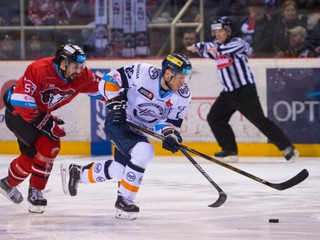 Richard Jenčík (vpravo) uniká s pukom Klemenovi Pretnarovi.