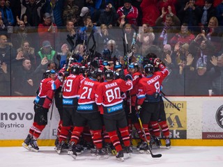 Hokejisti Banskej Bystrice oslavujú postup do semifinále.
