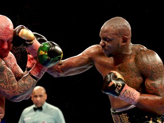 Dillian Whyte (vpravo) obhájil svoj opasok.
