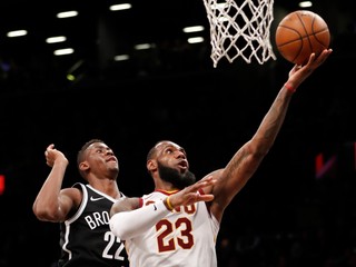 LeBron James zakončuje na kôš v zápase proti Brooklynu.