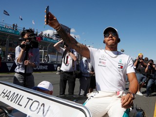 Hamilton ostal šokovaný. Mercedes viní z prehry zlý počítačový program