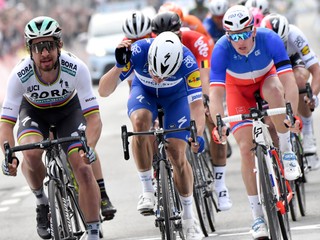 Slovenský cyklista Peter Sagan víťazí v záverečnom špurte na flámskej klasike Gent – Wevelgem.