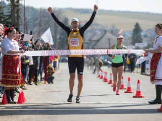 Matej Tóth sa raduje z triumfu na 37. ročníku Dudinskej päťdesiatky.