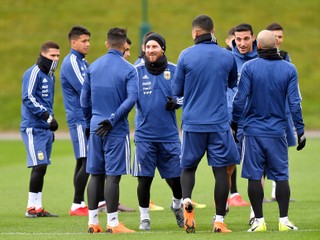 Lionel Messi (v strede).