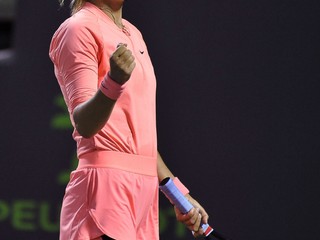 Viktoria Azarenková sa raduje z postupu do semifinále.