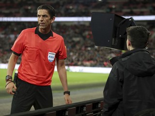 Rozhodca Deniz Aytekin využíva pomoc VAR.