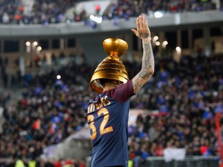 Dani Alves oslavoval triumf vo francúzskom Ligovom pohári.