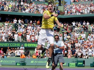 John Isner oslavuje svoj triumf na turnaji v Miami.