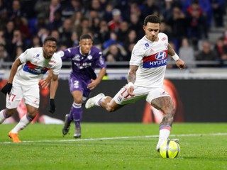 Futbalisti Lyonu zvíťazili na Toulouse 2:0.