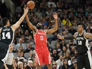 Jamesa Hardena z Houston Rockets zastavill protihráč Danny Green v tmavom drese tímu San Antonio Spurs.
