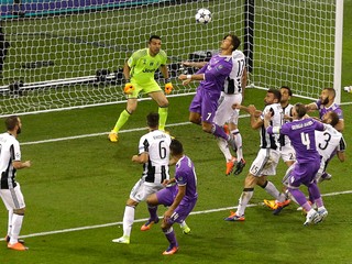 Cristiano Ronaldo vo výskoku v šestnástke Juventusu vo finále Ligy majstrov v júni 2017 v Cardiffe.