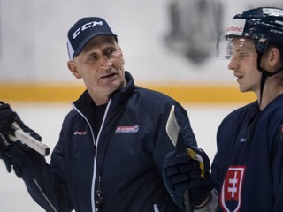 Dávid Bondra (vpravo) počúva pokyny reprezentačného trénera Craiga Ramsayho.