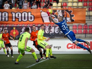 Ružomberský brankár Matúš Macík zasahuje.