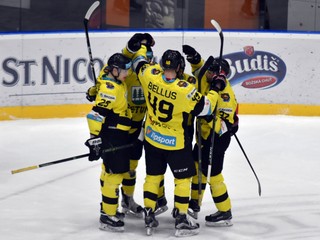 Hokejisti Detvy sa radujú po jednom z gólov.