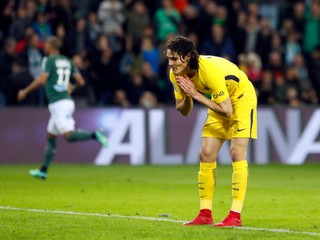 Edinson Cavani z PSG reaguje počas zápasu.