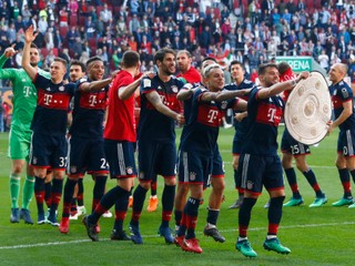 Bayern vyhral v Augsburgu a oslavuje šiesty titul po sebe
