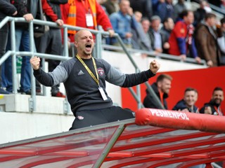 Tréner FC Spartak Trnava Nestor El Maestro oslavuje triumf nad Slovanom Bratislava.