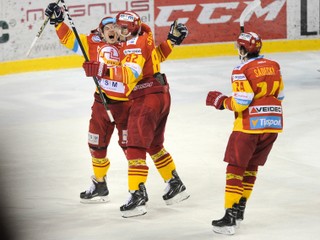 Hokejisti Trenčína sa radujú po jednom z gólov.