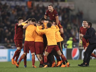 Futbalisti AS Rím sa radujú z postupu do semifinále.