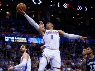 Russell Westbrook z Oklahomy sa so spoluhráčmi stretne v play off s Portlandom.