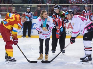 Začína sa finále najvyššej hokejovej súťaže. Líder Trenčína Branko Radivojevič (vľavo) a Tomáš Surový z Banskej Bystrice (vpravo).