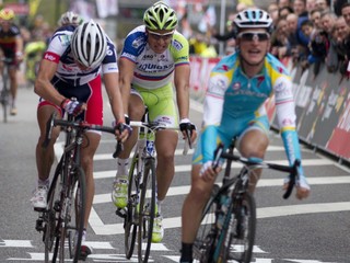 Peter Sagan (v strede) na pretekoch Amstel Gold Race v roku 2012, kde skončil tretí. Vyhral Talian Enrico Gasparotto, druhý bol Belgičan Jelle Vanendert.
