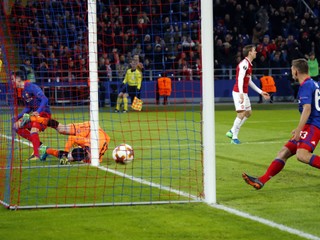 Futbalisti CSKA Moskva strieľajú jeden z gólov. Do semifinále však nepostúpili.