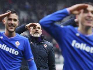 Tréner Fiorentiny Stefano Pioli (v strede) sa nechal potetovať na počesť Davide Astoriho.