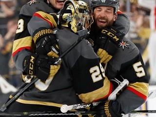 Hokejisti Vegas oslavujú víťazstvo v druhom zápase play off.