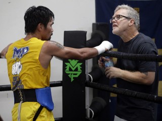 Manny Pacquiao (vľavo) počas tréningu s dnes už bývalým koučom Freddiem Roachom.