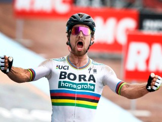 Peter Sagan v drese tímu Bora-Hansgrohe víťazí na monumentálnej klasike Paríž - Roubaix.