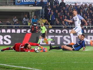 Futbalista Interu Ivan Perišič (vpravo) sa márne pokúša prekonať súperovho brankára.