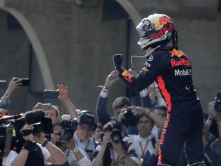 Daniel Ricciardo oslavuje víťazstvo na Veľkej cene Číny.