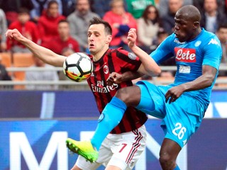 Hráč SSC Neapol Kalidou Koulibaly (vpravo) bojuje o loptu s Nikolom Kaliničom z AC Miláno.