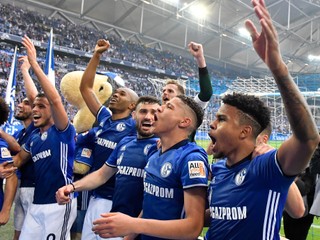 Futbalisti Schalke oslavujú cenné víťazstvo.