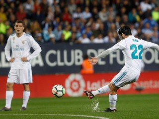 Isco (vpravo) strieľa otvárací gól zápasu.