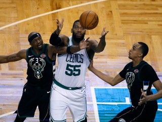 Greg Monroe (v strede) sa pokúša získať loptu v súboji s dvojicou hráčov Milwaukee Jason Terry (vľavo) a John Henson.