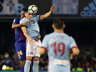 Hráč Barcelony  Y. Mina (vľavo) v súboji o loptu s Maxim Gomezom zo Celty.