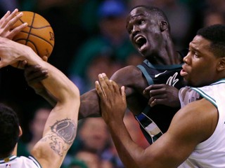 Momentka zo zápasu Boston - Milwaukee.